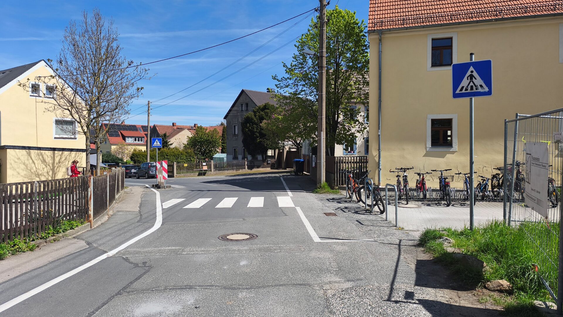 Du betrachtest gerade Neue Fahrbahnmarkierung vor der Grundschule Reichenberg